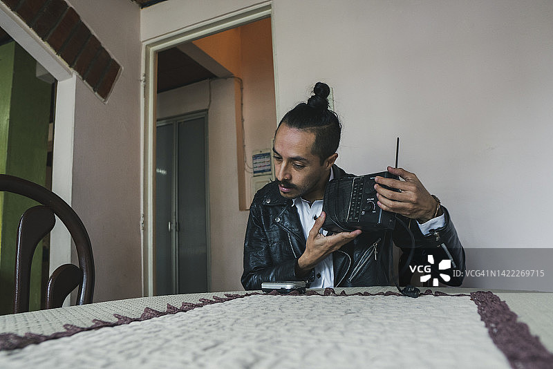 嘻哈人士用旧收音机听音乐图片素材