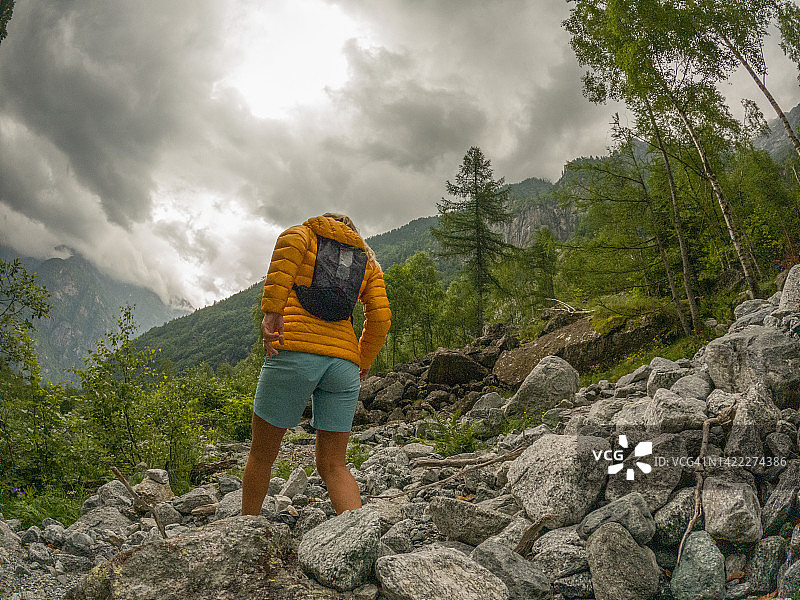 越野跑者下降崎岖地形图片素材