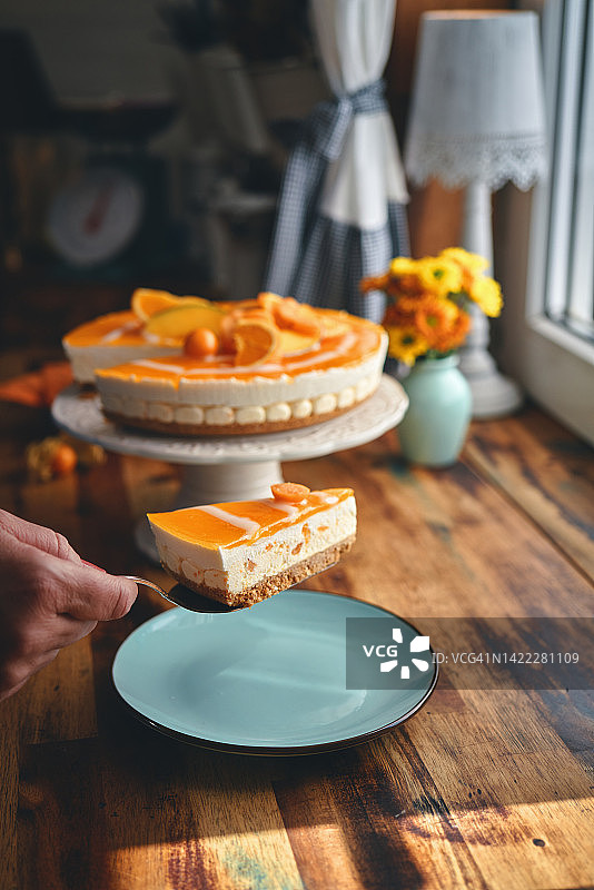 奶油橙子芝士蛋糕配鲜奶油图片素材