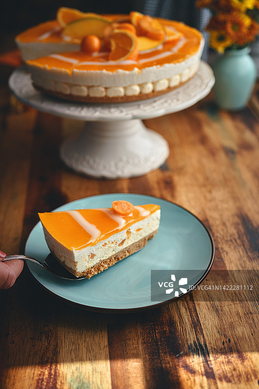 奶油橙子芝士蛋糕配鲜奶油图片素材