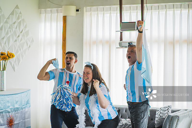 阿根廷球迷在家中客厅观看足球比赛图片素材