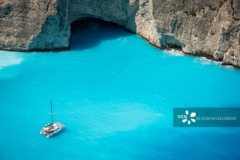 希腊扎金索斯岛纳瓦吉奥海滩附近的游艇鸟瞰图片素材