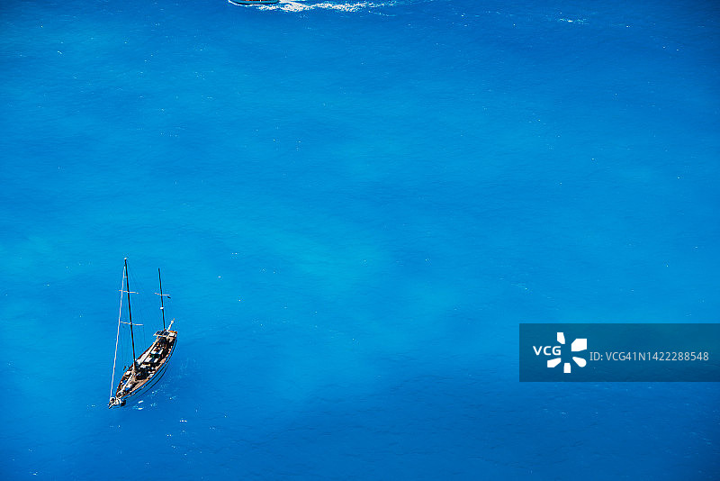 希腊扎金索斯岛纳瓦吉奥海湾附近的孤独游艇图片素材