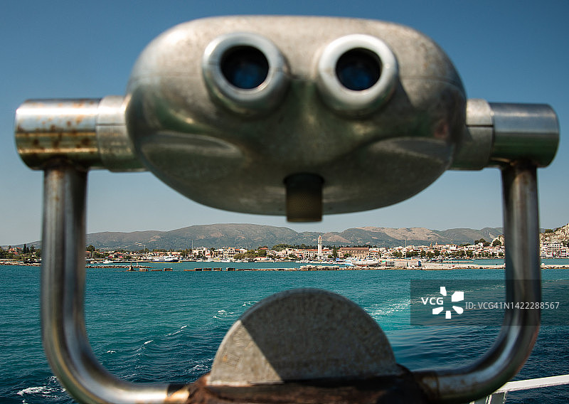 可观看希腊扎金索斯镇的双筒望远镜图片素材