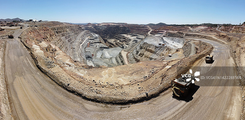 露天铜矿中的矿用自卸卡车和水箱图片素材