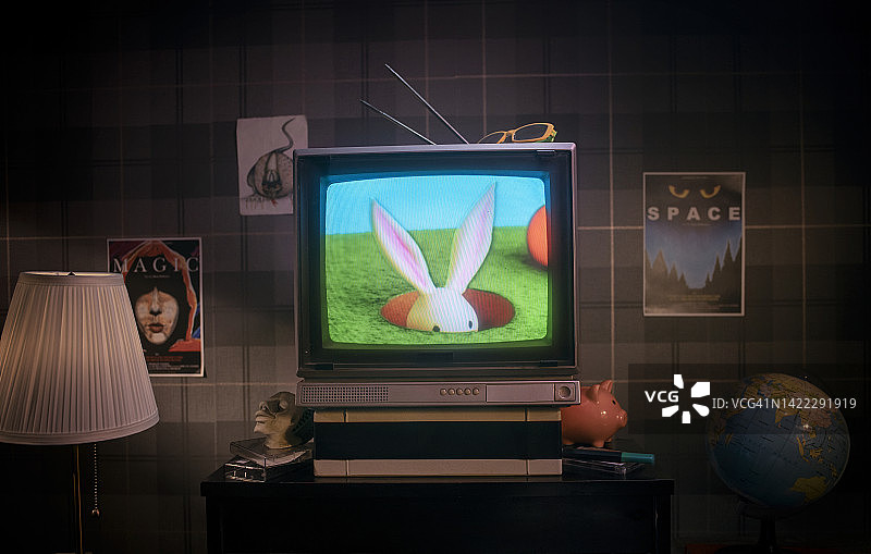 播放卡通电影的电视机图片素材