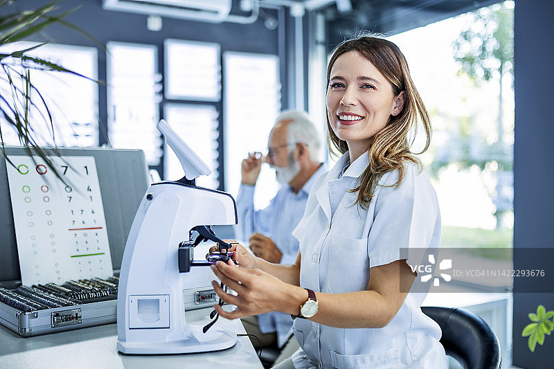 年轻女医生为老年患者测量眼镜图片素材