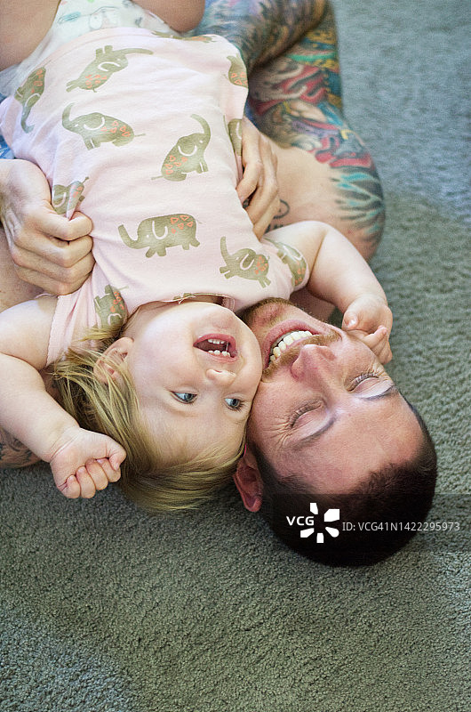 年轻父亲和宝宝玩耍图片素材