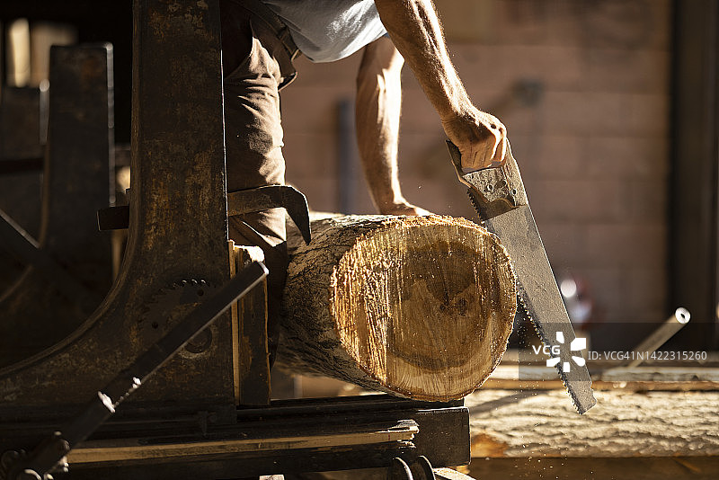 男人在自己的企业里做木工图片素材