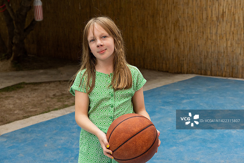 年轻白人女孩玩篮球的肖像图片素材