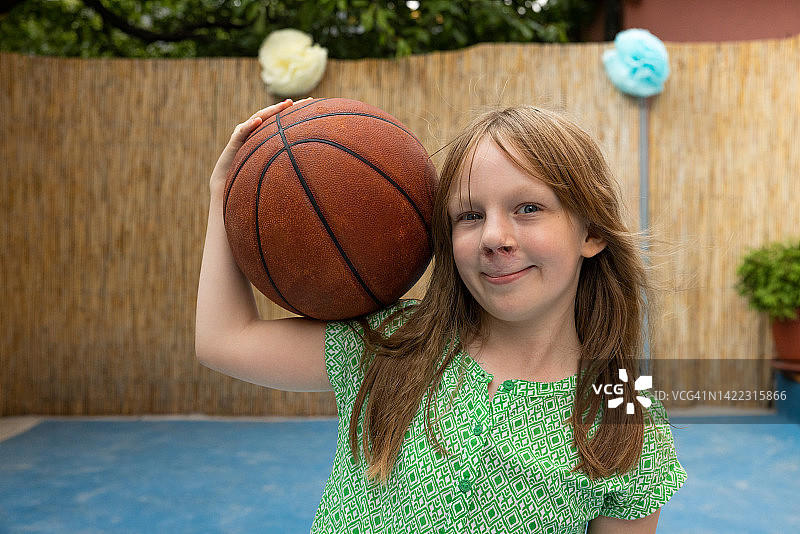 年轻白人女孩玩篮球的肖像图片素材
