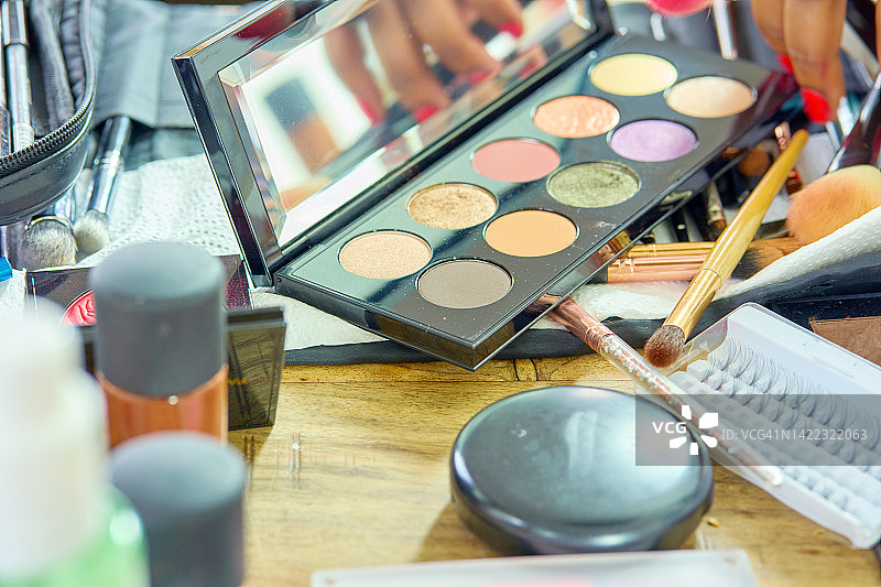 桌子上凌乱的彩色化妆盘图片素材