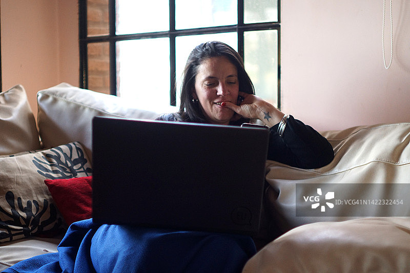 看手机和笔记本电脑的女人图片素材