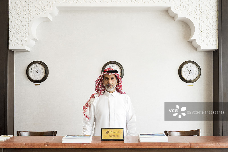 穿着沙特传统服装的酒店男接待员图片素材