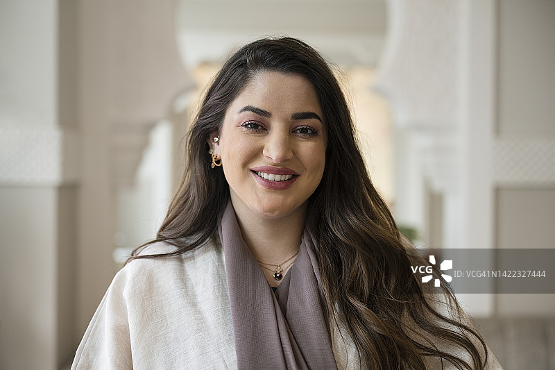 室内中东女商人肖像照图片素材