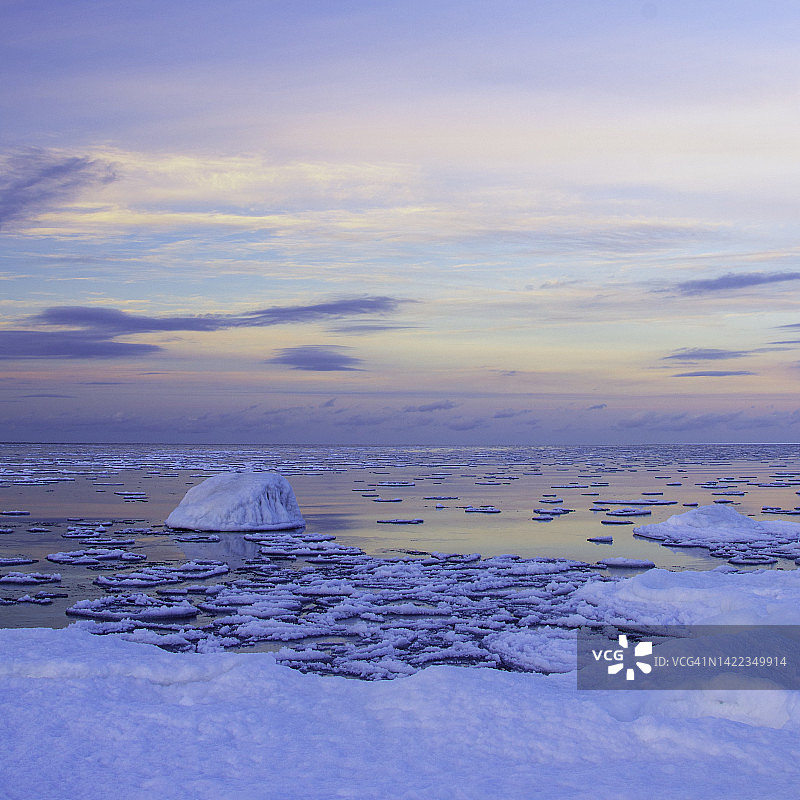 开放水域湖上的冬季日落图片素材