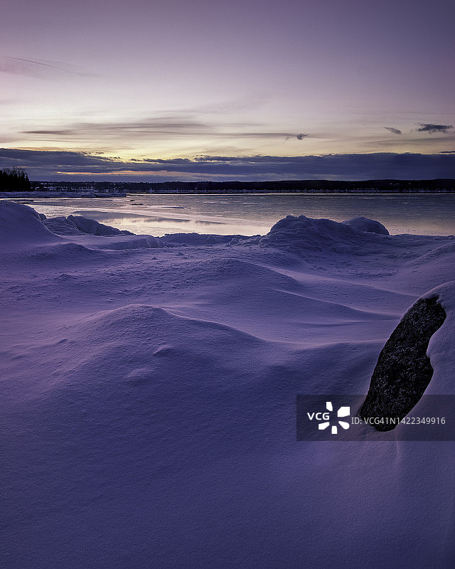 开放水域湖上的冬季日落图片素材