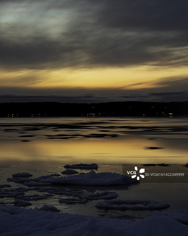 开放水域湖上的冬季日落图片素材