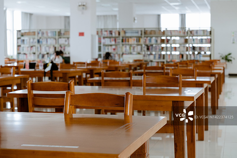 公共图书馆内的空木桌图片素材