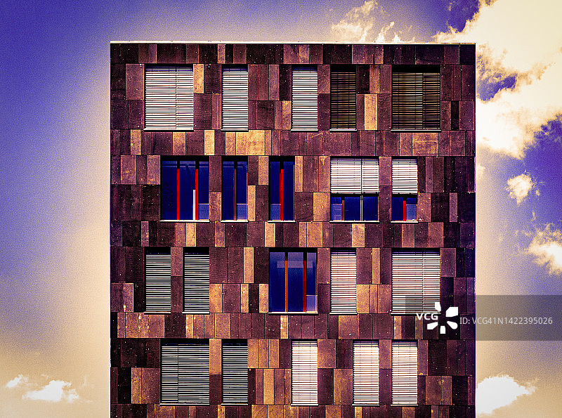 vivid天空办公楼上的图案图片素材