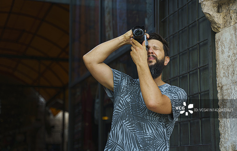 男游客在土耳其阿纳利亚老城区玩耍拍照图片素材