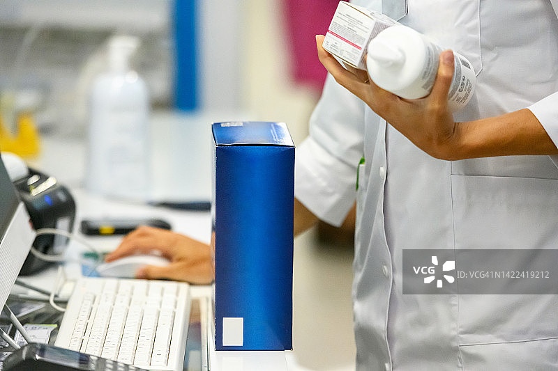 药房收银台的员工图片素材