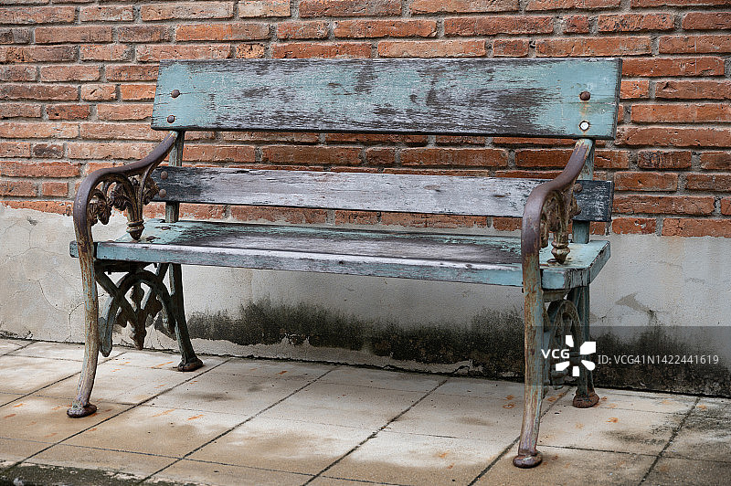 旧锈迹斑斑的长椅图片素材