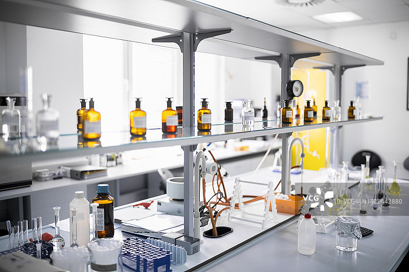 研究期间布置的实验室设备图片素材