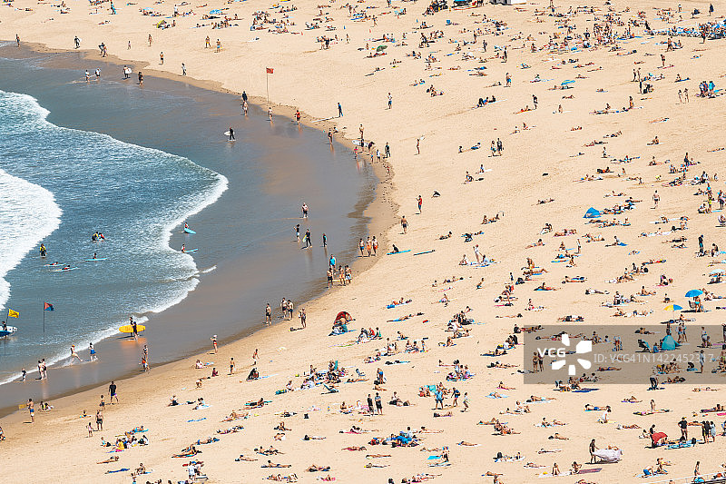 西班牙圣塞瓦斯蒂安祖里奥拉海滩上的游客图片素材