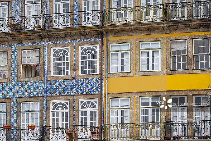 葡萄牙波尔图里贝拉区彩色排屋图片素材