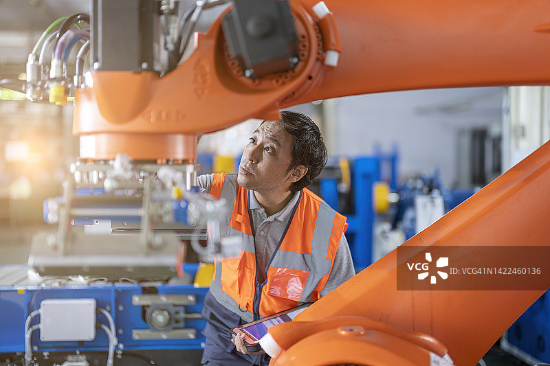 日本工程师在工厂安装期间检查机器人协作输送系统图片素材