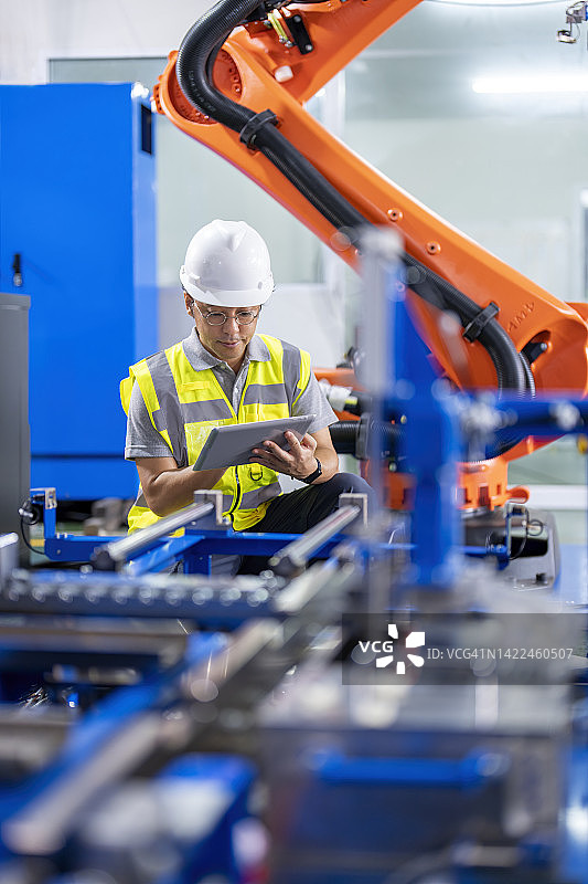 日本工程师在工厂安装期间检查机器人协作输送系统图片素材