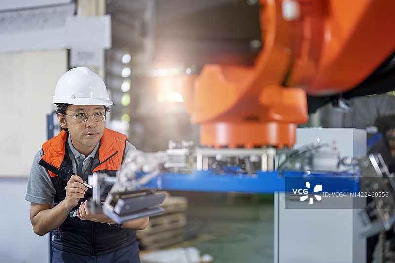 日本工程师在工厂安装期间检查机器人协作输送系统图片素材