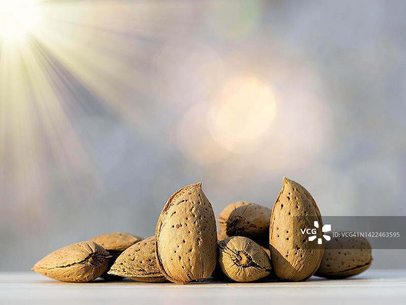 阳光照射下的一组带壳杏仁图片素材
