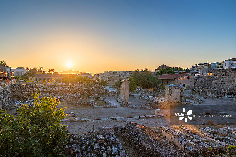 希腊雅典哈德良图书馆考古遗址的日落图片素材
