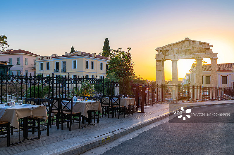 希腊雅典罗马市场考古遗址旁的户外餐桌图片素材
