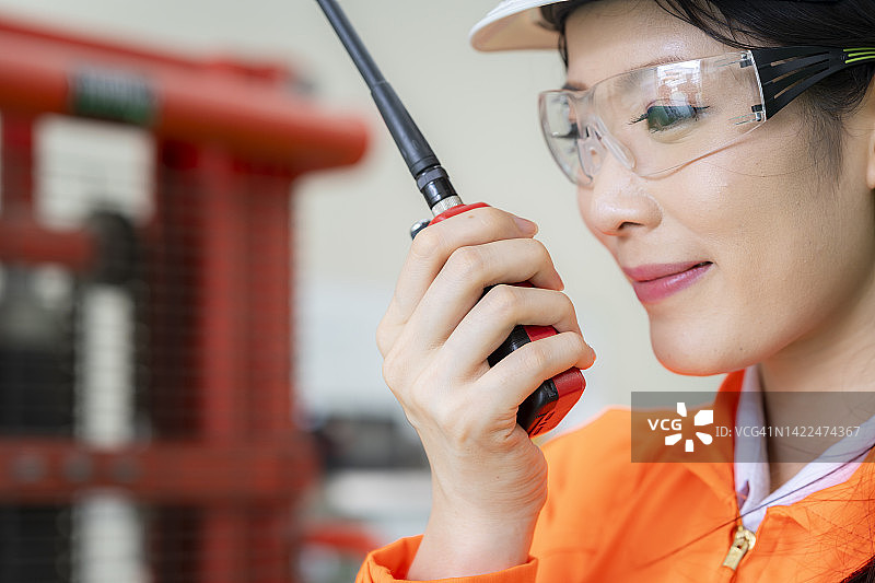 在工业工厂中使用对讲机的工头图片素材