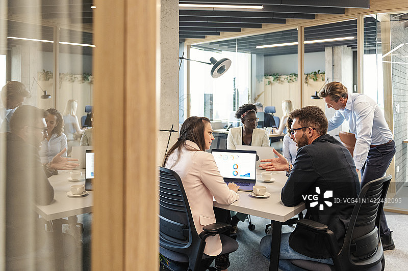 创业者和自由职业者的多文化工作区图片素材