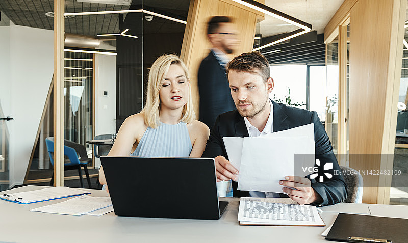 与同事讨论新项目的职业女性图片素材