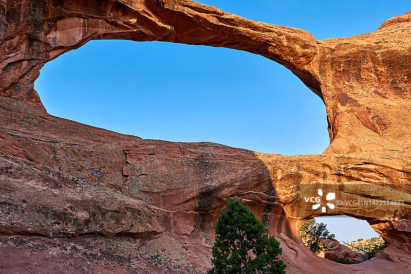 美国拱门国家公园的天然岩石拱门图片素材