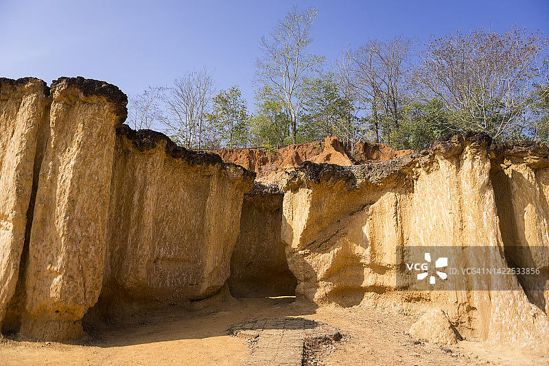 泰国帕府灰猛鬼城的蘑菇状砂岩柱图片素材