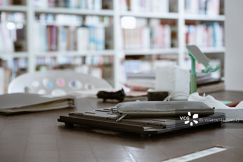 学校图书馆桌上的文具图片素材
