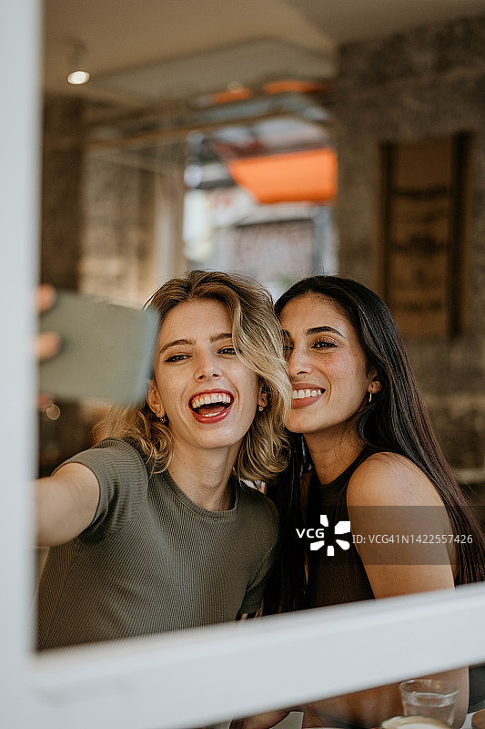 两个朋友微笑自拍图片素材