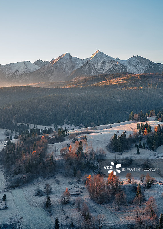 地面结霜，眺望斯洛伐克塔特拉山脉的寒冷早晨图片素材