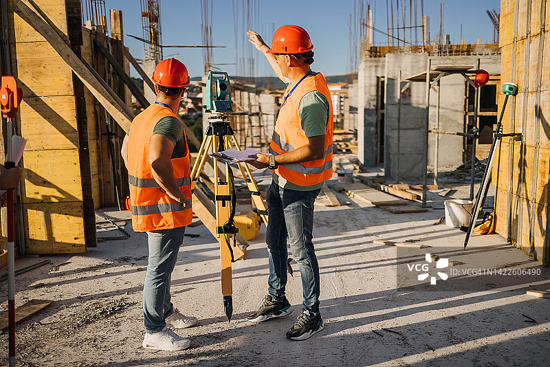 两位测量员之间的对话图片素材
