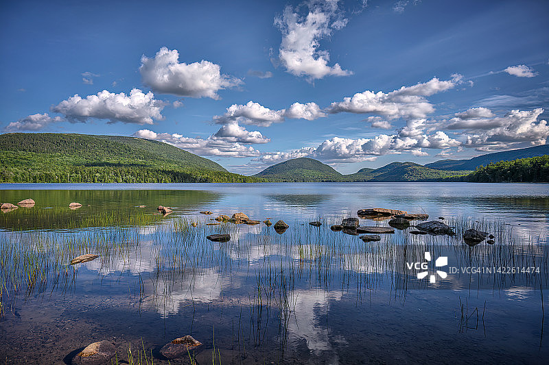 缅因州阿卡迪亚国家公园老鹰湖的云彩倒影图片素材