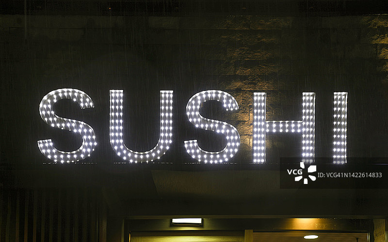 雨夜罗马字LED寿司招牌图片素材