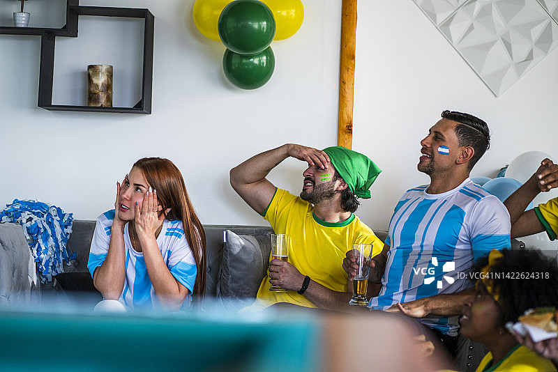 巴西和阿根廷队观看世界杯比赛图片素材