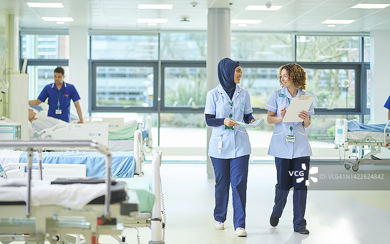 年轻护士与病房主管图片素材