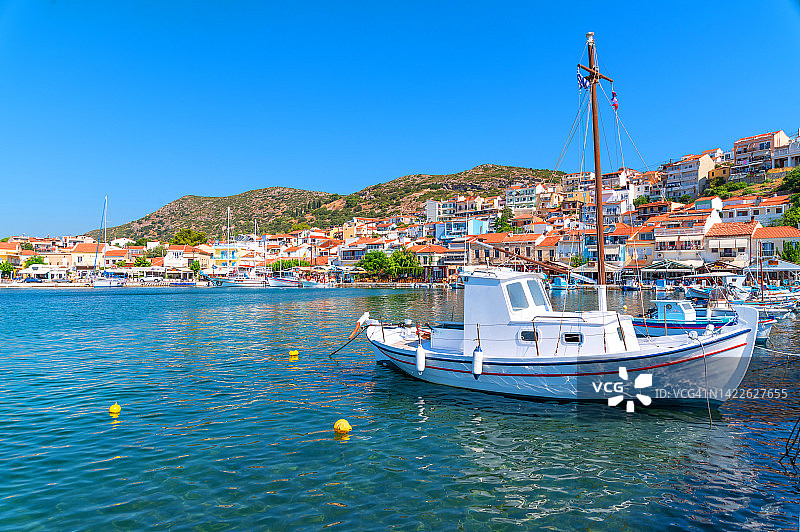 希腊萨摩斯岛毕达哥利翁港口的渔船图片素材